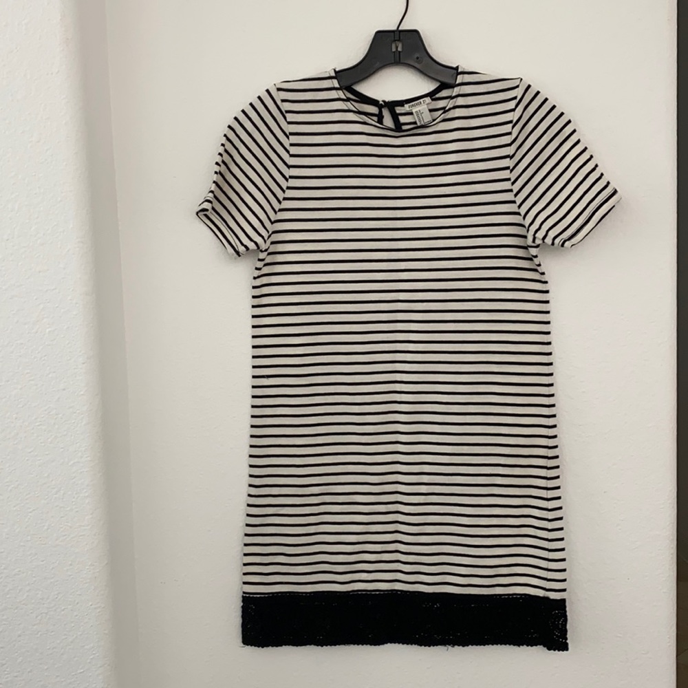 FOREVER 21 STRIPED TSHIRT DRESS WITH LACE BOTTOM